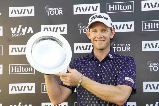 Joachim B Hansen posa con el trofeo de ganador del AVIV Dubai Championship. © Golffile | Fran Caffrey