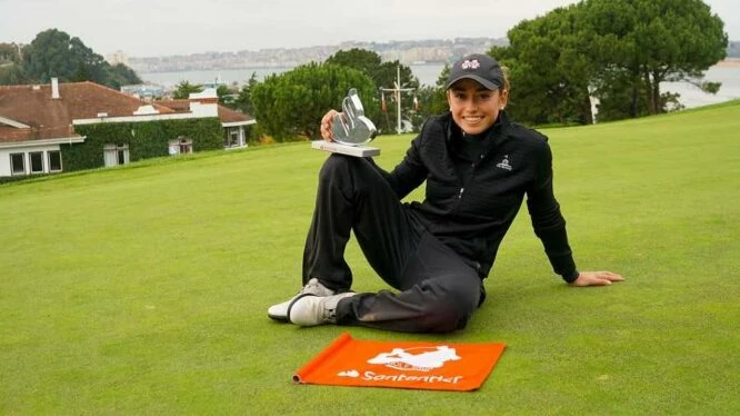 Clara Moyano posa con el trofeo de ganadora del Santander Golf Tour Cantabria.