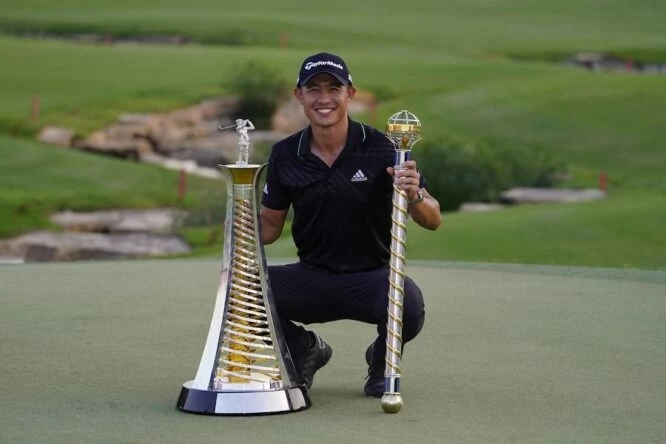 Collin Morikawa posa con los trofeos de ganador de la Race to Dubai y del DP World Tour Championship. © Golffile | Fran Caffrey