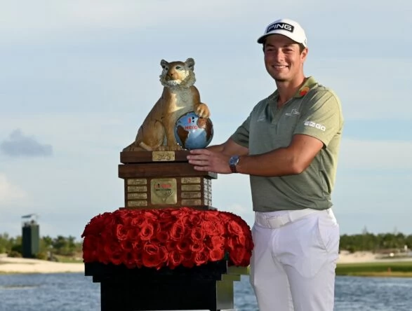 Viktor Hovland posa con el trofeo de ganador del Hero World Challenge 2021. © PGA Tour