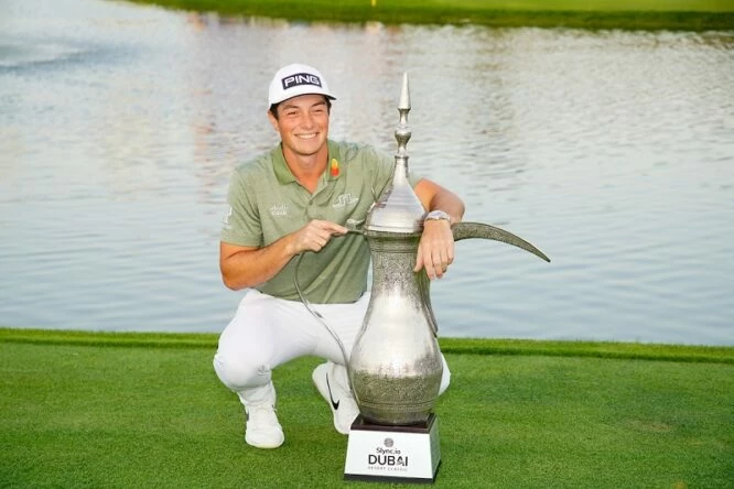 Victor Hovland posa con el trofeo de ganador del Slync.io Dubai Desert Classic. 2022. © Golffile | Fran Caffrey