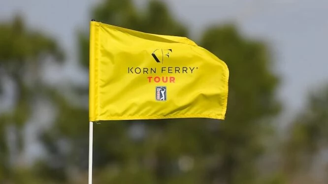 Bandera con el logo del Korn Ferry Tour