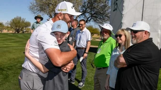 Jon Rahm, abrazándose a Phoenix Small © PGA Tour