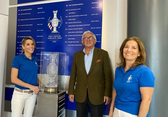 Mar Ruiz de la Torre y Adriana Zwanck, ambas embajadoras de la Solheim Cup 2023, han presentado el trofeo ante el presidente, Gonzaga Escauriaza.