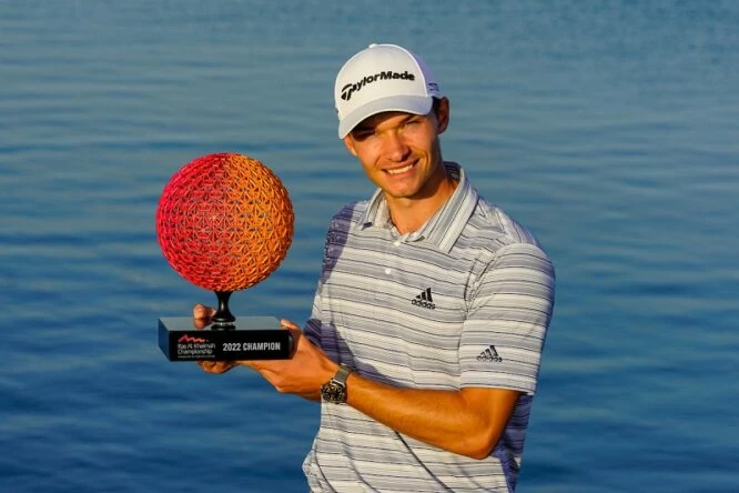 Nicolai Hojgaard posa con el trofeo de ganador del Ras Al Khaimah Championship 2022. © Golffile | Thos Caffrey