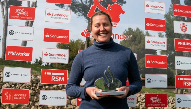 Camilla Hedberg posa con el trofeo de ganadora del Santander Golf Tour en el Real Club de Golf La Peñaza.