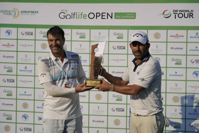 Raúl Quirós y Pablo Larrazábal posan con el trofeo del MyGolfLife Open 2022. © Golffile | Eoin Clarke