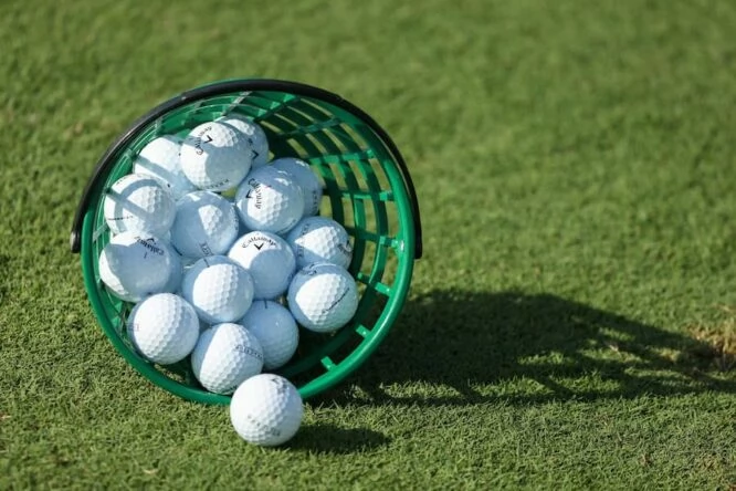 Cubo de bolas en un campo de prácticas © Golffile | Scott Halleran