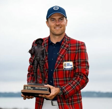 Jordan Spieth posa con el trofeo de ganador del RBC Heritage. © PGA Tour