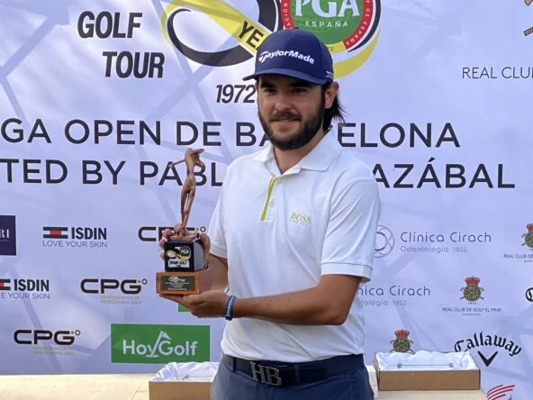 Ángel Hidalgo posa con el trofeo de ganador del Open de Barcelona by Pablo Larrazábal.