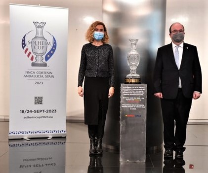 La presidenta del Congreso de los Diputados, Meritxell Batet, y el ministro de Cultura y Deportes, Miquel Iceta, con el trofeo de la Solheim Cup.