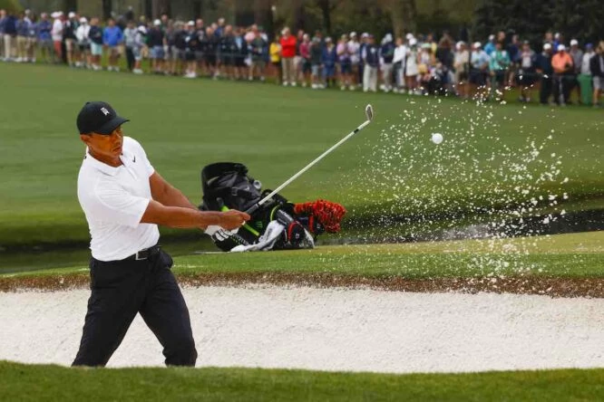Tiger Woods en el hoyo 15 de Augusta National durante la jornada de prácticas del miércoles del Masters de Augusta 2022.