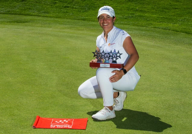 Ana Peláez of Spain with her trophy. © Tristan Jones