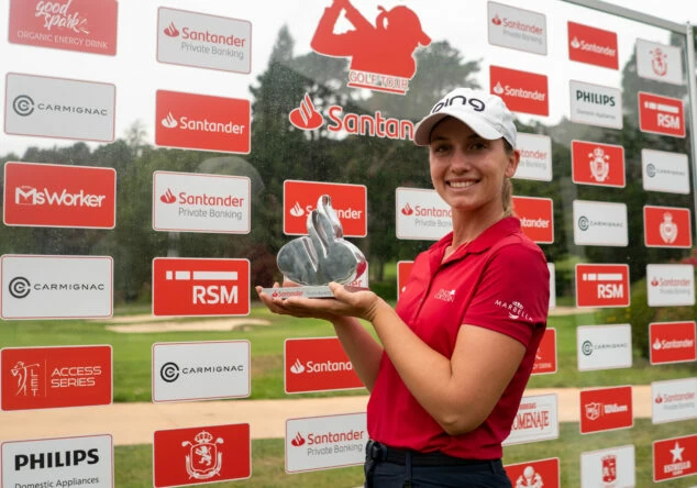 Laura Gómez posa con el trofeo de ganadora del Santander Golf Tour La Coruña