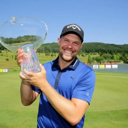 Martin Simonsen posa con el trofeo de ganador del Kaskáda Golf Challenge. © Challenge Tour