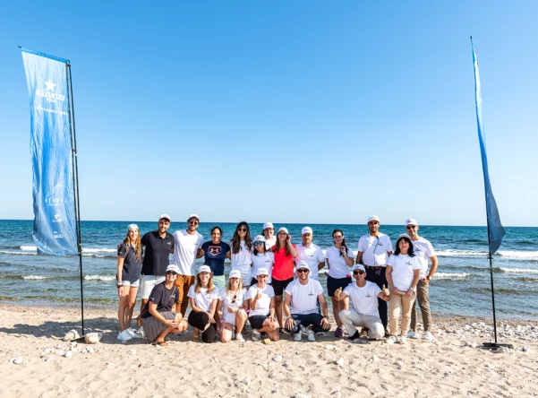 Jugadoras, miembros del staff y voluntarios en la Playa de Santa Margarida de Sitges.