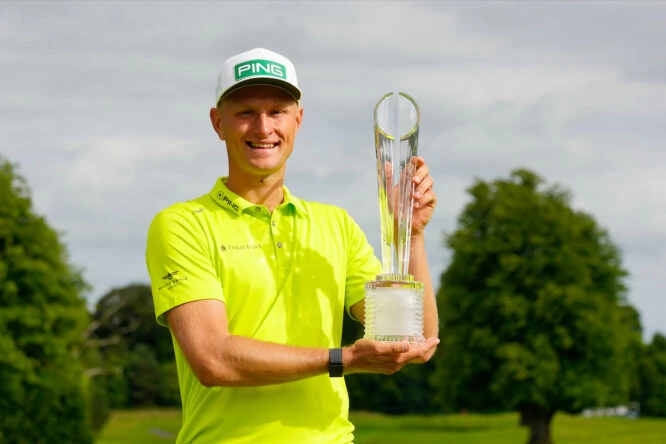 Adrian Meronk posa con el trofeo de gaandor del Horizon Irish Open 2022. © Golffile | Thos Caffrey