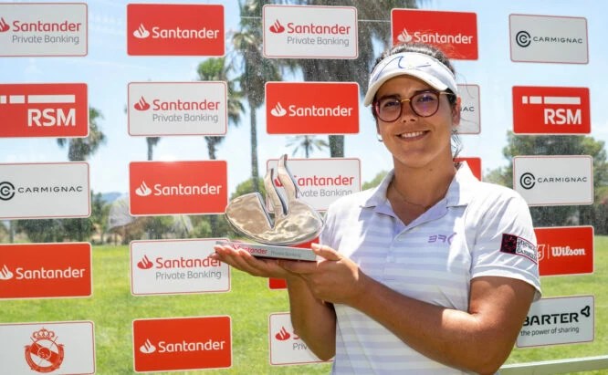Natalia Escuriola posa con el trofeo de ganadora del Santander Golf Tour en Oliva Nova Golf.