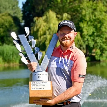 Nathan Kimsey posa con el trofeo de ganador del Le Vaudreuil Golf Challenge. © Challenge Tour