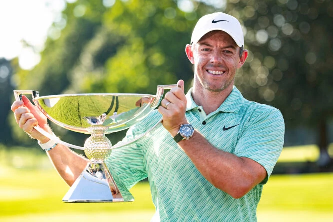 Rory McIlroy posa con el trofeo de ganador del TOUR Championship 2022. © Golffile | Tommy Dickson