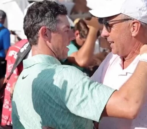 Rory McIlroy abrazando al padre de Scottie Scheffler © PGA Tour