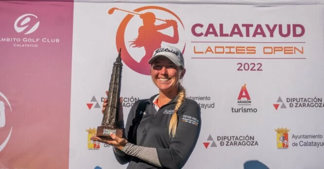 Amy Taylor posa con el trofeo de ganadora del Calatayud Ladies Open 2022.