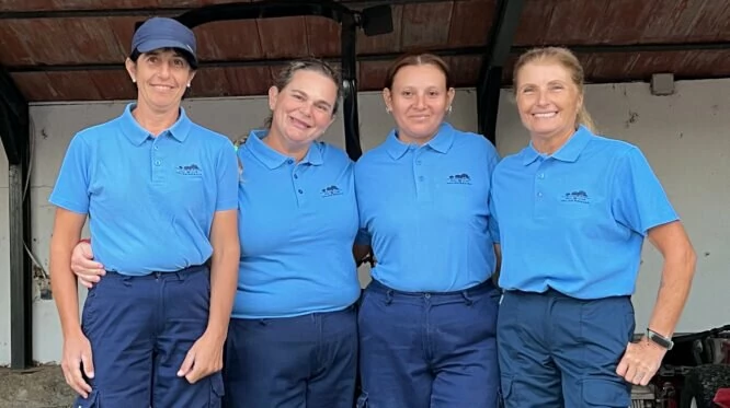 De izquierda a derecha: María, Estefanía, Nancy y María Dolores, del equipo de mantenimiento del Real Club Valderrama. © Real Club Valderrama