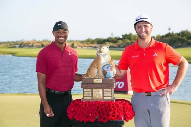Jon Rahm, junto a Tiger Woods tras ganar el Hero World Challenge de 2018