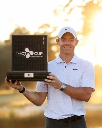 Rory McIlroy posa con el trofeo de ganador del The CJ Cup 2022. © The CJ Cup