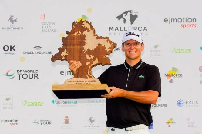 Yannik Paul posa con el trofeo de ganador del Mallorca Golf Open 2022. © Golffile | Thos Caffrey