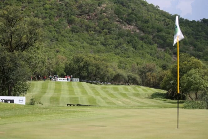 Vista del green del 16, último par 3 del Gary Player Country Club, con un abrupto desnivel por detrás del tee. © Golffile | David Lloyd