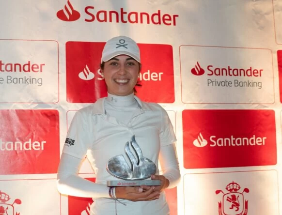 Elena Hualde posa con el trofeo de ganadora del Santander Golf Tour Match Play Cantabria.