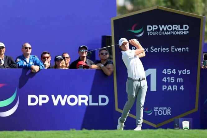 Matthew Fitzpatrick of England plays his tee shot on the 1st tee during Day One of the DP World Tour Championship on the Earth Course at Jumeirah Golf Estates on November 17, 2022 in Dubai, United Arab Emirates. (Photo by Andrew Redington/Getty Images)