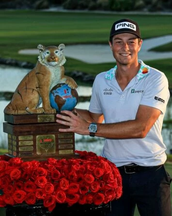 Viktor Hovland posa con el trofeo de ganador del Hero World Challenge. © PGA Tour