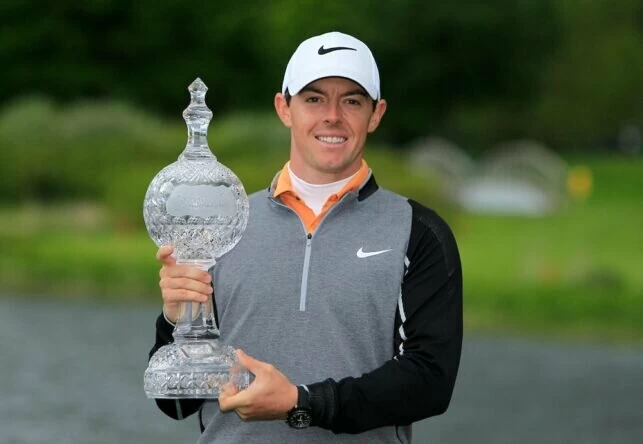 Rory McIlroy posa con el trofeo de ganador de Irish Open 2016. © Golffile | Thos Caffrey