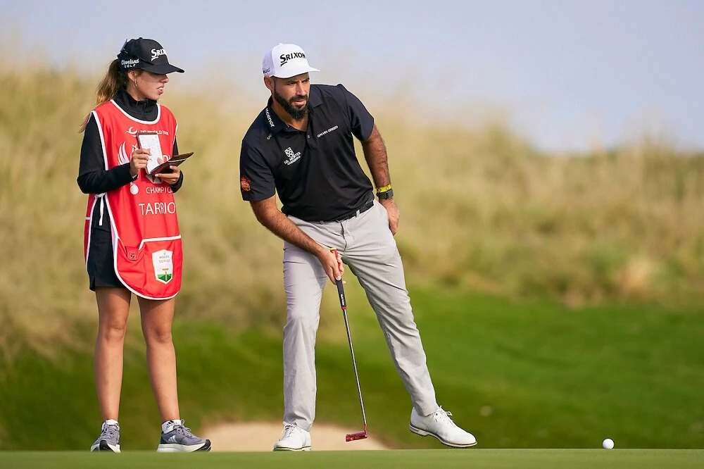 Santiago Tarrio y su caddie Noelia García durante la primera jornada del Abu Dhabi HSBC Championship. © Golffile | Pedro Salado Santiago Tarrio y su caddie Noelia García durante la primera jornada del Abu Dhabi HSBC Championship. © Golffile | Pedro Salado