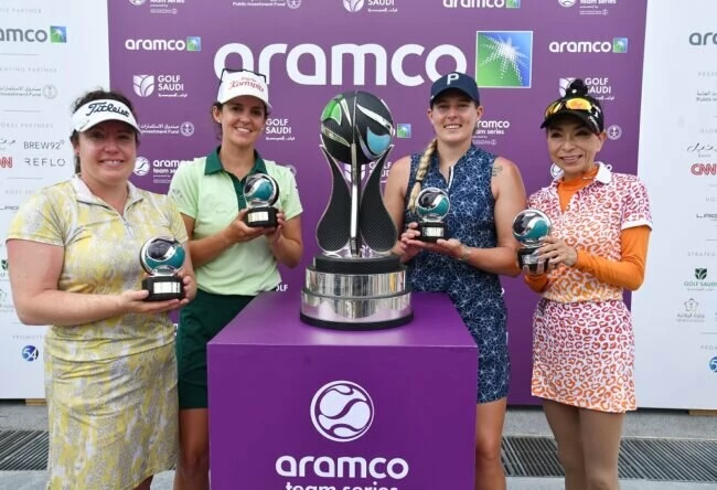 17/03/2023. Ladies European Tour 2023. Aramco Team Series Presented By Public Investment Fund - Singapore, Laguna National, Singapore. 16-18 March. Team Wolf pose with the trophy as they win the team event by one shot. Credit: Mark Runnacles/LET