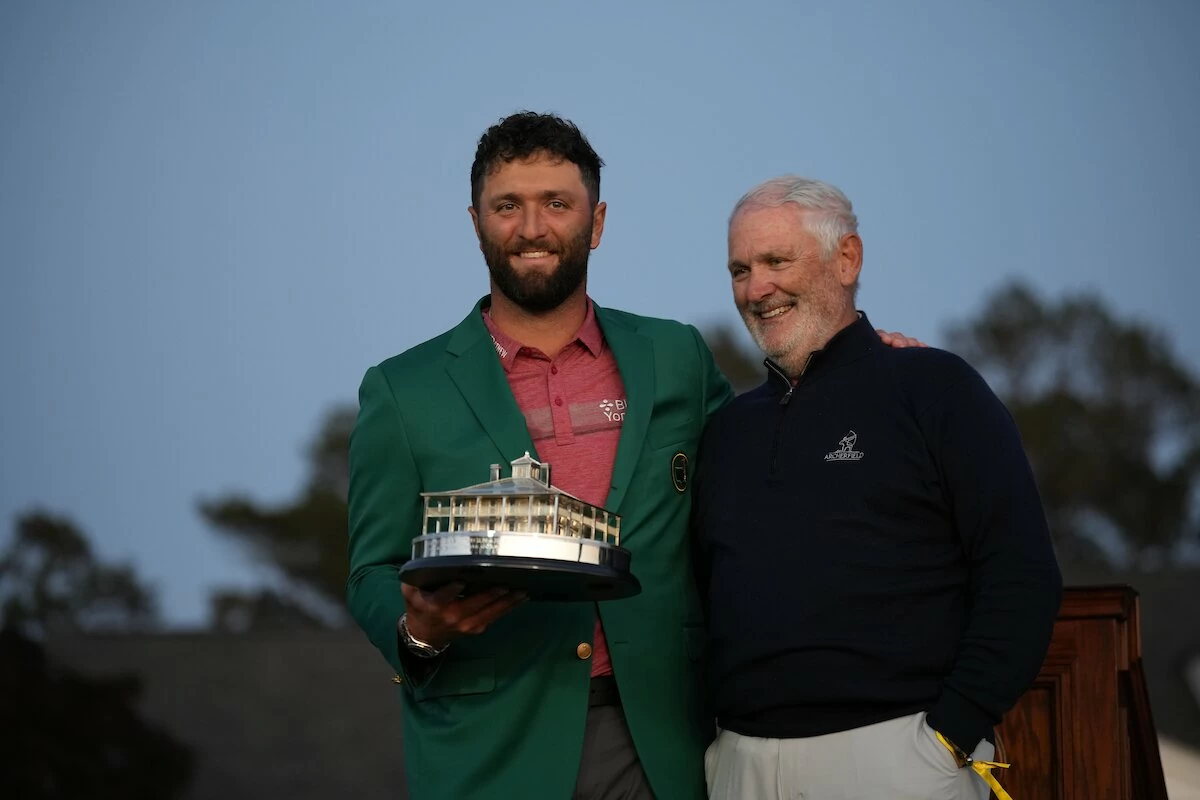 Jon Rahm y su padre Edorta posan con el trofeo de ganador del Masters de Augusta. © Golffile | Fran Caffrey