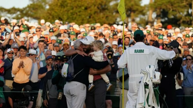Jon Rahm celebra con su padre y su hijo Kepa la victoria en el Masters de Augusta. © Golffile | Fran Caffrey