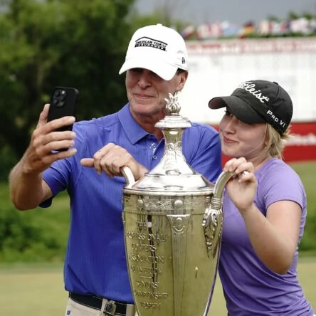 Selfie de Stricker con su hija Izzi y el trofeo © Senior PGA Championship