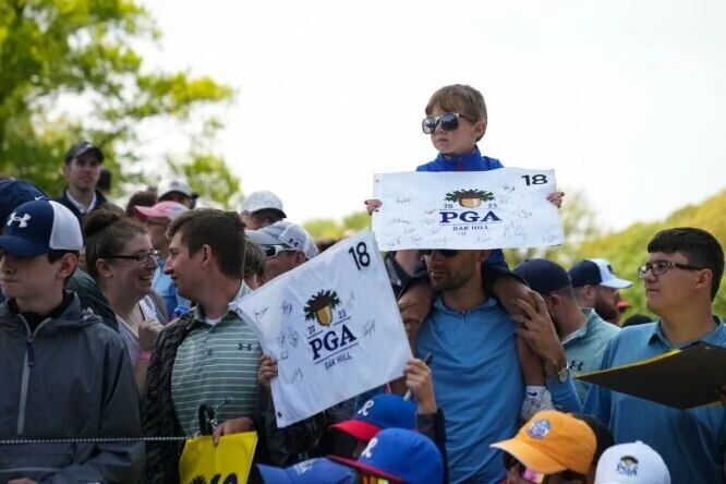 Aficionados esperan para recoger autógrafos en la previa del PGA Championship.