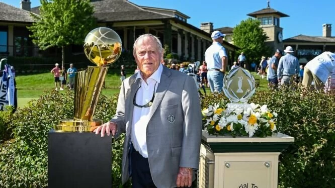 Jack Nicklaus, con los trofeos de la NBA y del Memorial © the Memorial