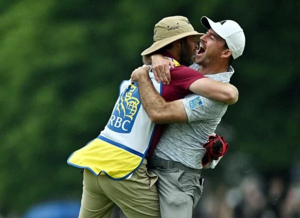Nick Taylor abraza a su caddie © PGA Tour