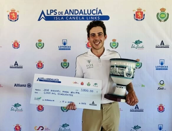 José Manuel Pardo Benítez posa con el trofeo de ganador del Alps de Andalucía. © Ana Simón