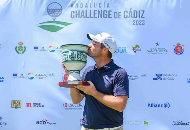 Sam Hutsby posa con el trofeo de ganador del Andalucía Challenge de Cádiz 2023. © Octavio Passos/Getty Images