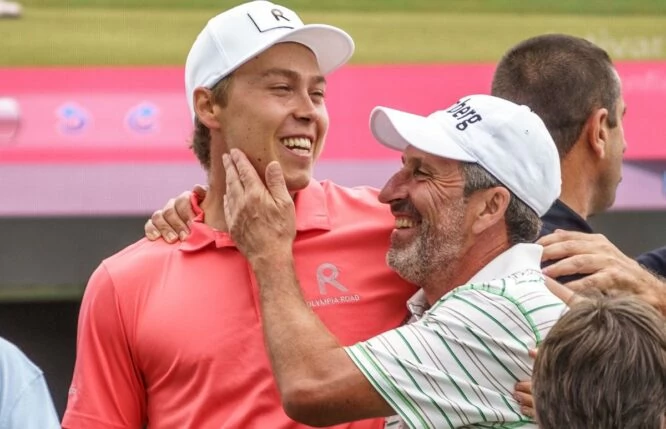 Borja Martín recibe la felicitación de José María Olazábal tras ganar el Bizkaia PGAe Open.