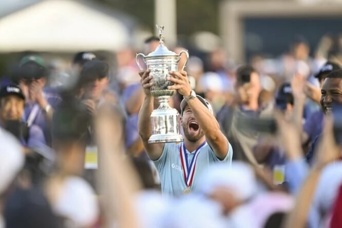 Wyndham Clark levanta el trofeo de campeón del US Open 2023