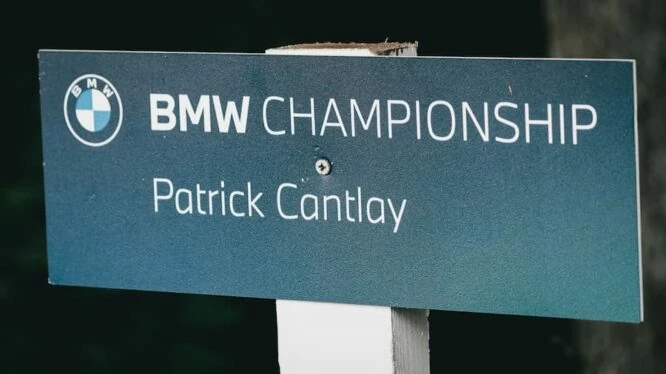 Cartel con el nombre del campeón defensor © BMW Championship