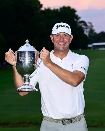 Lucas Glover posa con el trofeo de ganador del Wyndham Championship 2023. © PGA Tour
