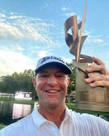 Lucas Glover posa con el trofeo de ganador del FedEx St. Jude Championship 2023. © PGA Tour